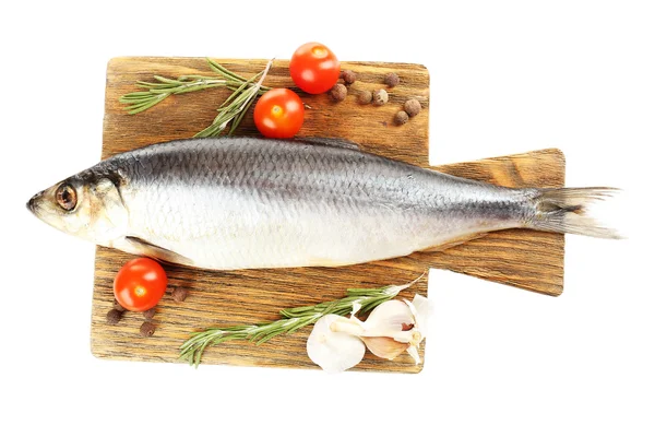 Poisson cru frais sur planche à découper et ingrédients alimentaires — Photo