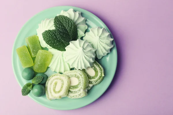 Meringues de couleur menthe, bonbons à la menthe et gâteau savoureux — Photo