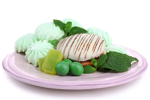 Merengues de color menta, caramelos de jalea de menta y sabroso pastel — Foto de Stock