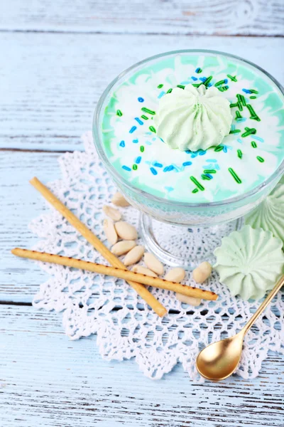 Mint milk dessert in glass bowl — Stock Photo, Image