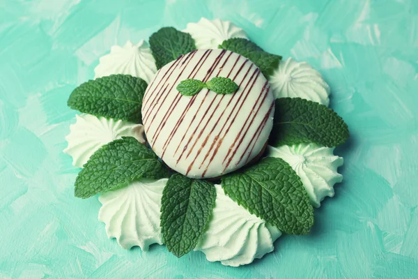 ミント色のメレンゲとおいしいケーキ — ストック写真