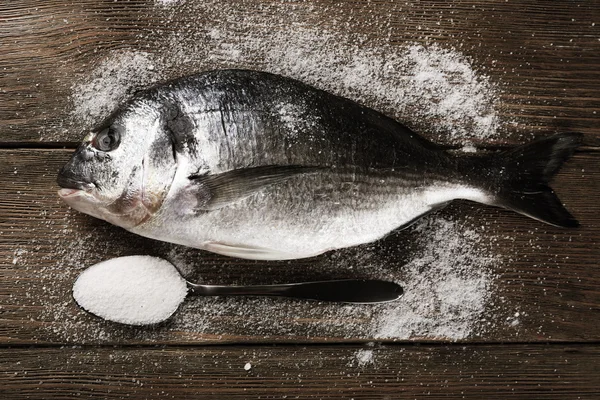新鲜的鱼和盐在勺子 — 图库照片