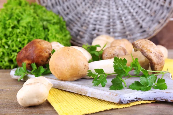 Champignons sauvages sur assiette aux herbes — Photo