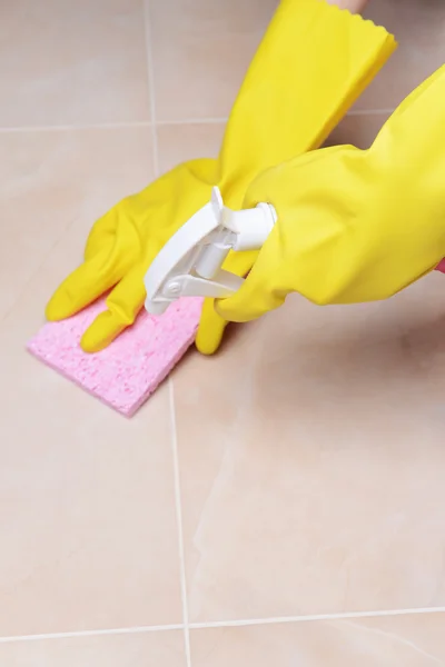 Cleaning tiles — Stock Photo, Image