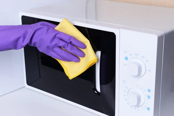 Cleaning microwave