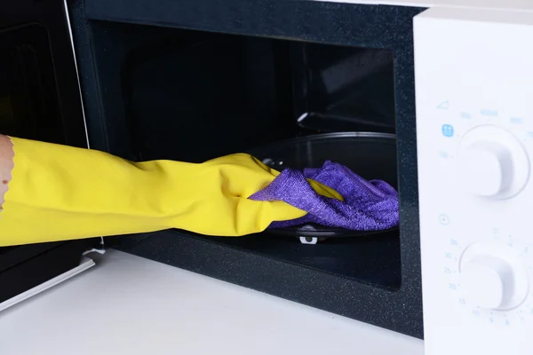 Cleaning microwave — Stock Photo, Image