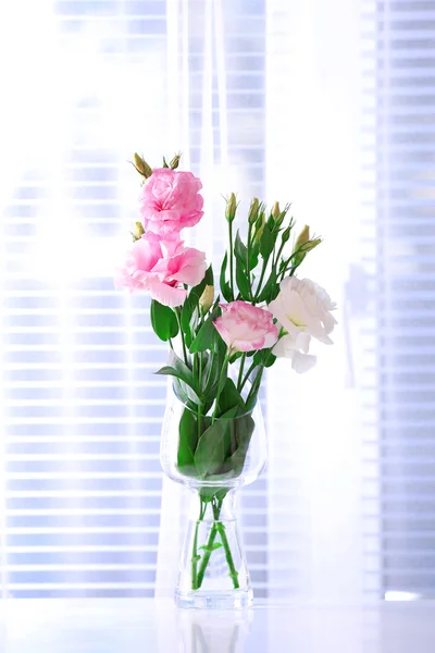 Όμορφα λουλούδια στο βάζο — Φωτογραφία Αρχείου