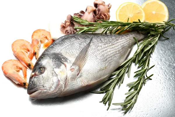 Peixes e outros frutos do mar com limão — Fotografia de Stock