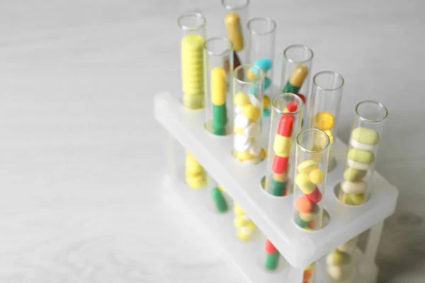 Medicamentos de diferentes colores en tubos de ensayo —  Fotos de Stock