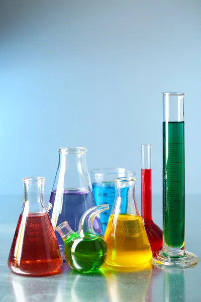 Naczynia laboratoryjne z kolorowych cieczy — Zdjęcie stockowe