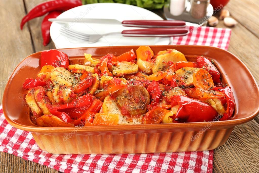 Лечо из кабачков и болгарского перца. Кабачки печеные в томатном соусе. Паприкаш из свинины. Рагу из перцев и помидор. Овощное рагу с зеленым перцем.