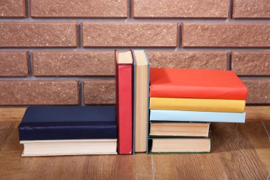 ahşap masa üzerine kitaplar