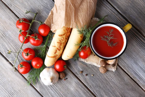 Tomatensaft, Stockbrot, Gewürze und frische Tomaten — Stockfoto