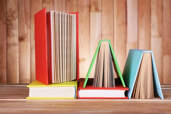 Libros sobre mesa de madera —  Fotos de Stock