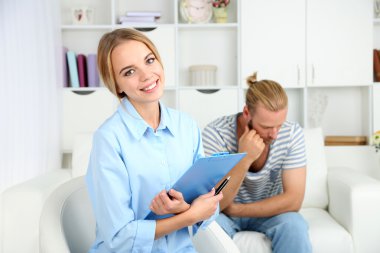 Psikolog resepsiyonda adam