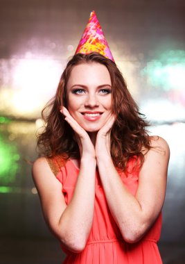 Parlak arka plan güzel genç kız portresi