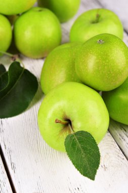 Olgun yeşil elma