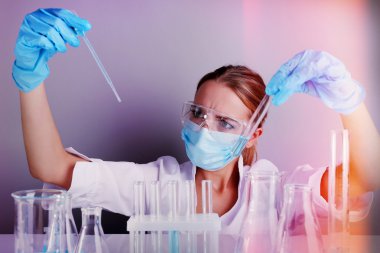 Tıbbi test yapmak laboratuvar asistanı