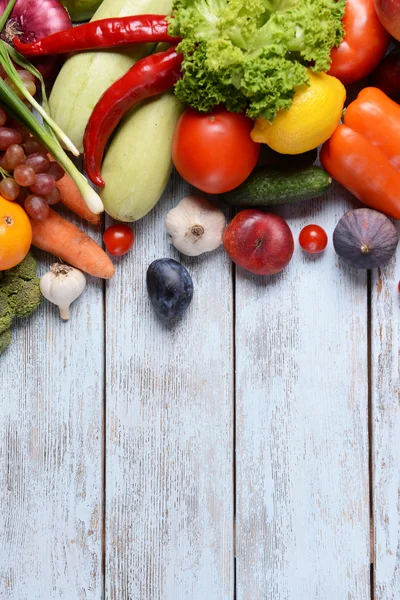 Frutas e produtos hortícolas orgânicos frescos — Fotografia de Stock