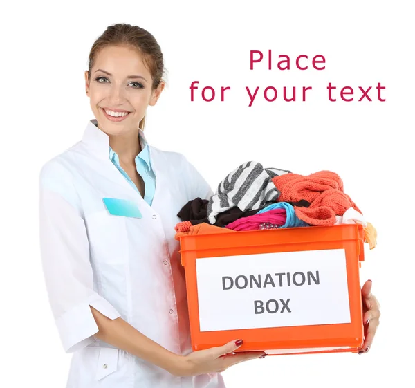 Dívka dobrovolníků s darováním box izolované na bílém — Stock fotografie