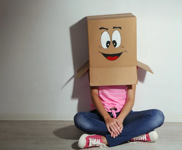 Vrouw met kartonnen doos met blij gezicht — Stockfoto