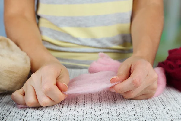 Vrouw die werkt met wol — Stockfoto