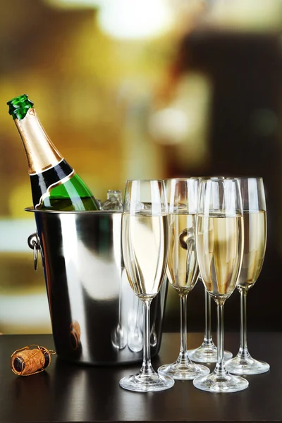 Champagne in bicchieri e bottiglia — Foto Stock