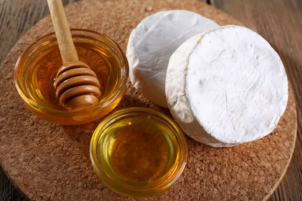 Camembert ost och honung — Stockfoto