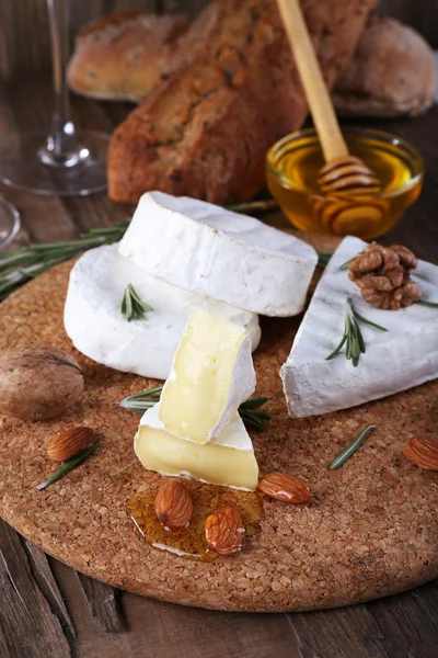 Queso camembert, nueces, miel y pan — Foto de Stock