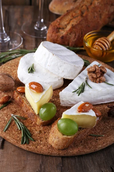 Formaggio Camembert su carta — Foto Stock