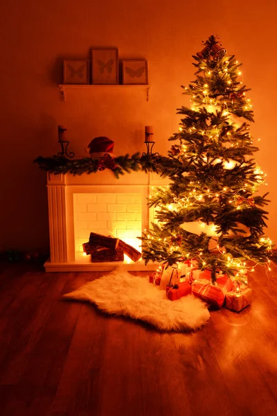 Árbol de Navidad cerca de chimenea —  Fotos de Stock