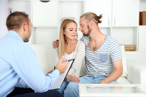 Pareja después de la sesión de terapia con el psicólogo — Foto de Stock