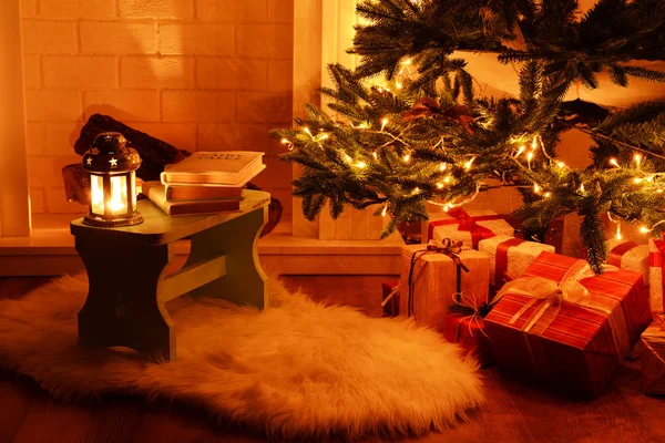 Kerstboom in de buurt van open haard — Stockfoto