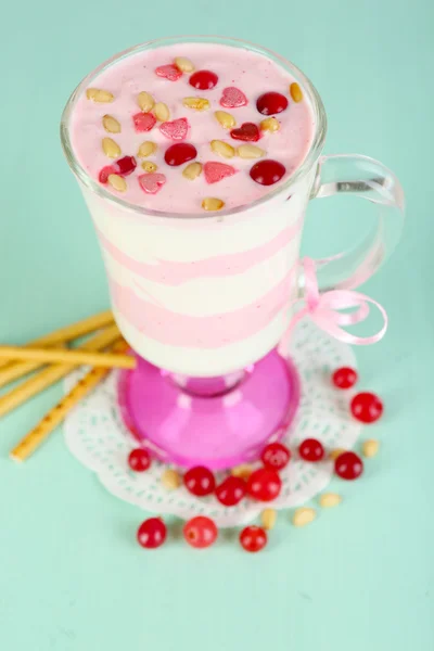 在玻璃小红莓牛奶甜点 — 图库照片