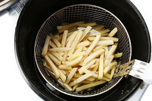 Pommes frites i fritösen — Stockfoto