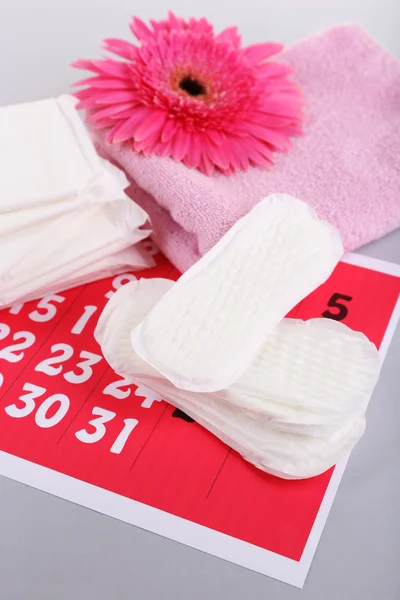 Sanitaire pads en witte bloemen — Stockfoto