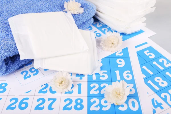 Almohadillas sanitarias y flores blancas — Foto de Stock