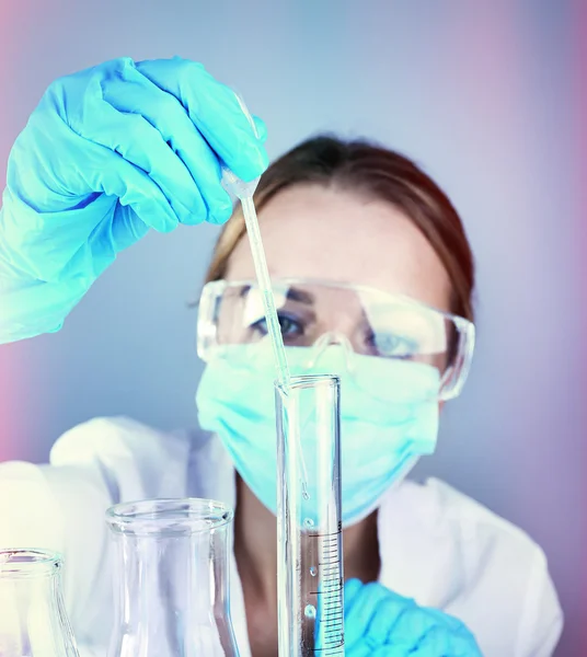 Assistente de laboratório fazendo teste médico — Fotografia de Stock