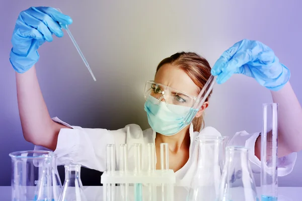 Laborassistentin macht medizinischen Test — Stockfoto