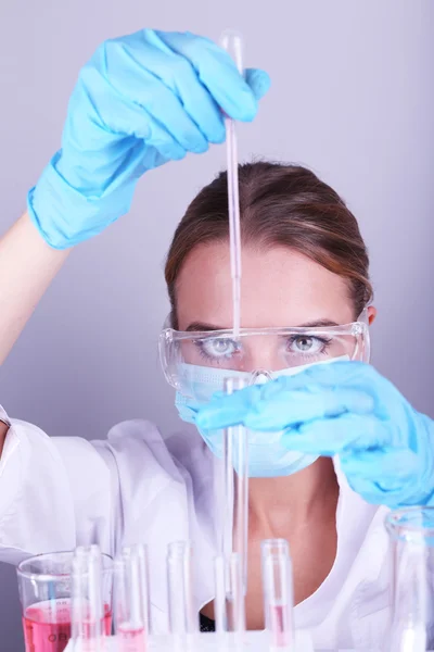 Assistente di laboratorio che effettua test medici — Foto Stock