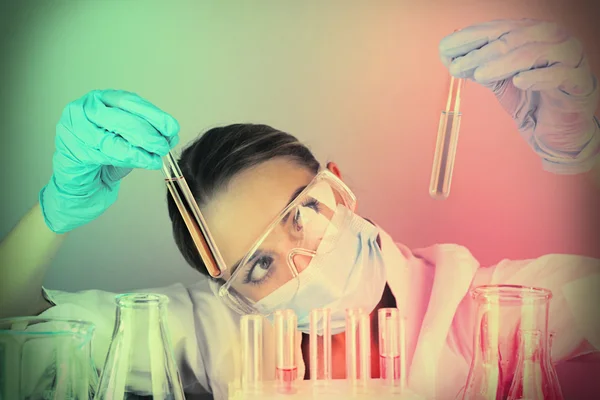 Asistente de laboratorio haciendo pruebas médicas — Foto de Stock