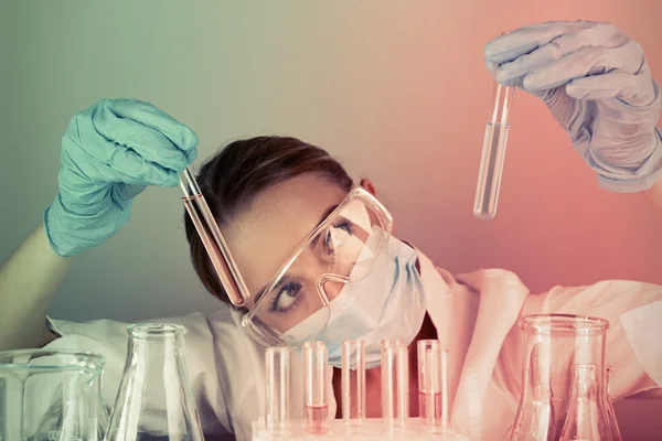 Laboratory assistant making medical test — Stock Photo, Image