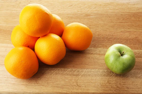 Juicy oranges and green apple — Stock Photo, Image