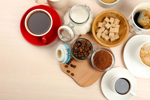 Verse koffie met verschillende ingrediënten — Stockfoto