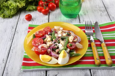 Taze kahvaltı salatası ile