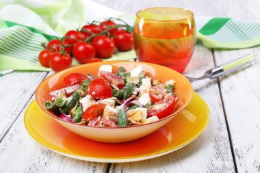 Taze kahvaltı salatası ile