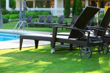 Lounge şezlong havuzu yakınlarında