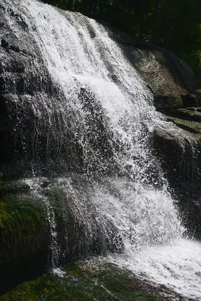 Schöner Wasserfall im Freien — Stockfoto