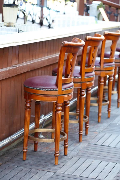 Satırda sokak bar sandalyeler — Stok fotoğraf
