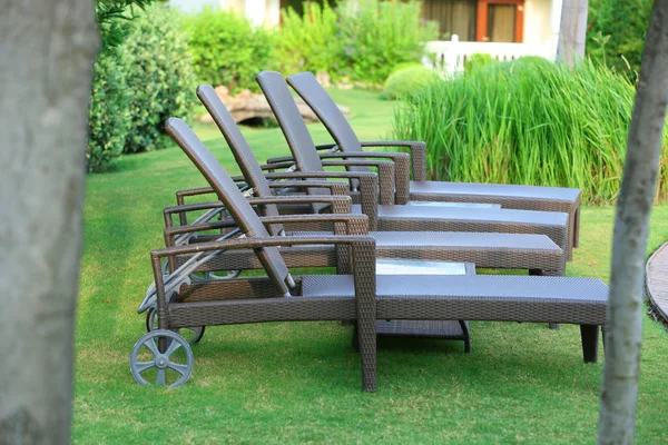 Lounge zonnebank in tuin — Stockfoto